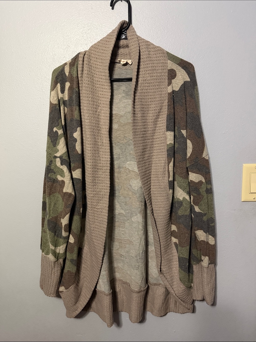 Hem & Thread Women's Camo Open-Front Cardigan in Taupe and Green